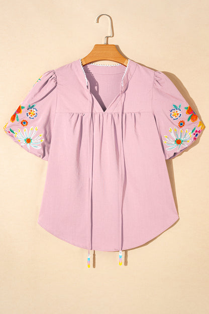 Rosa Bluse mit Blumenstickerei, Puffärmeln und Schlitz am Ausschnitt