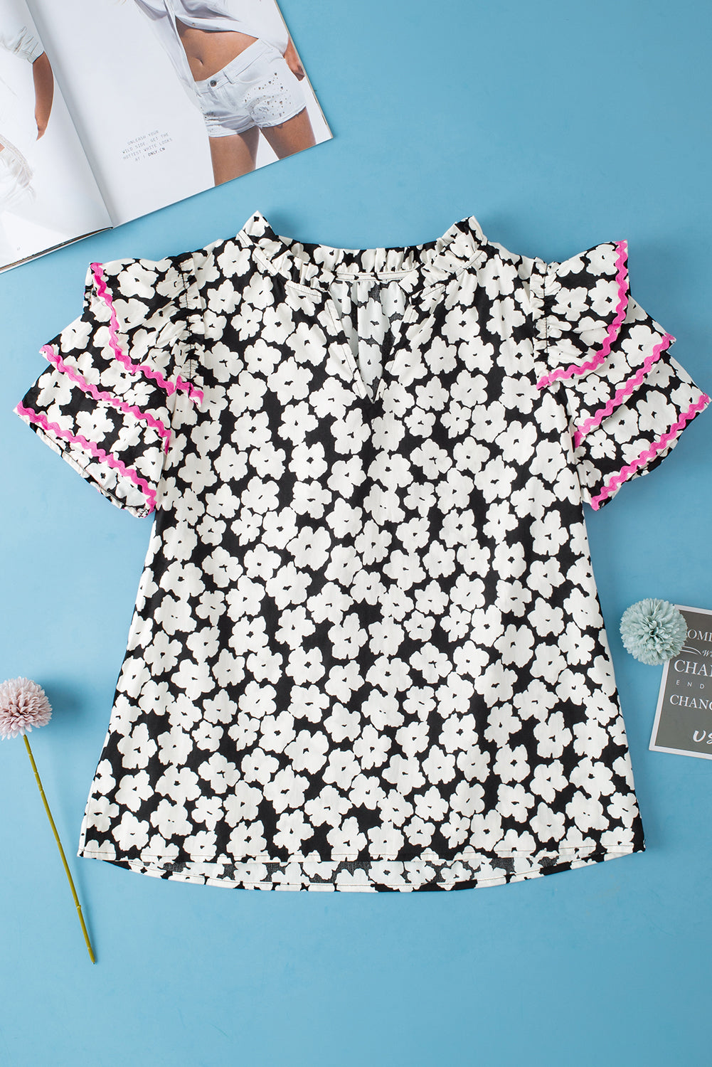 Schwarze Bluse mit floralem Kontrastmuster und Zickzackmuster und Rüschenärmeln