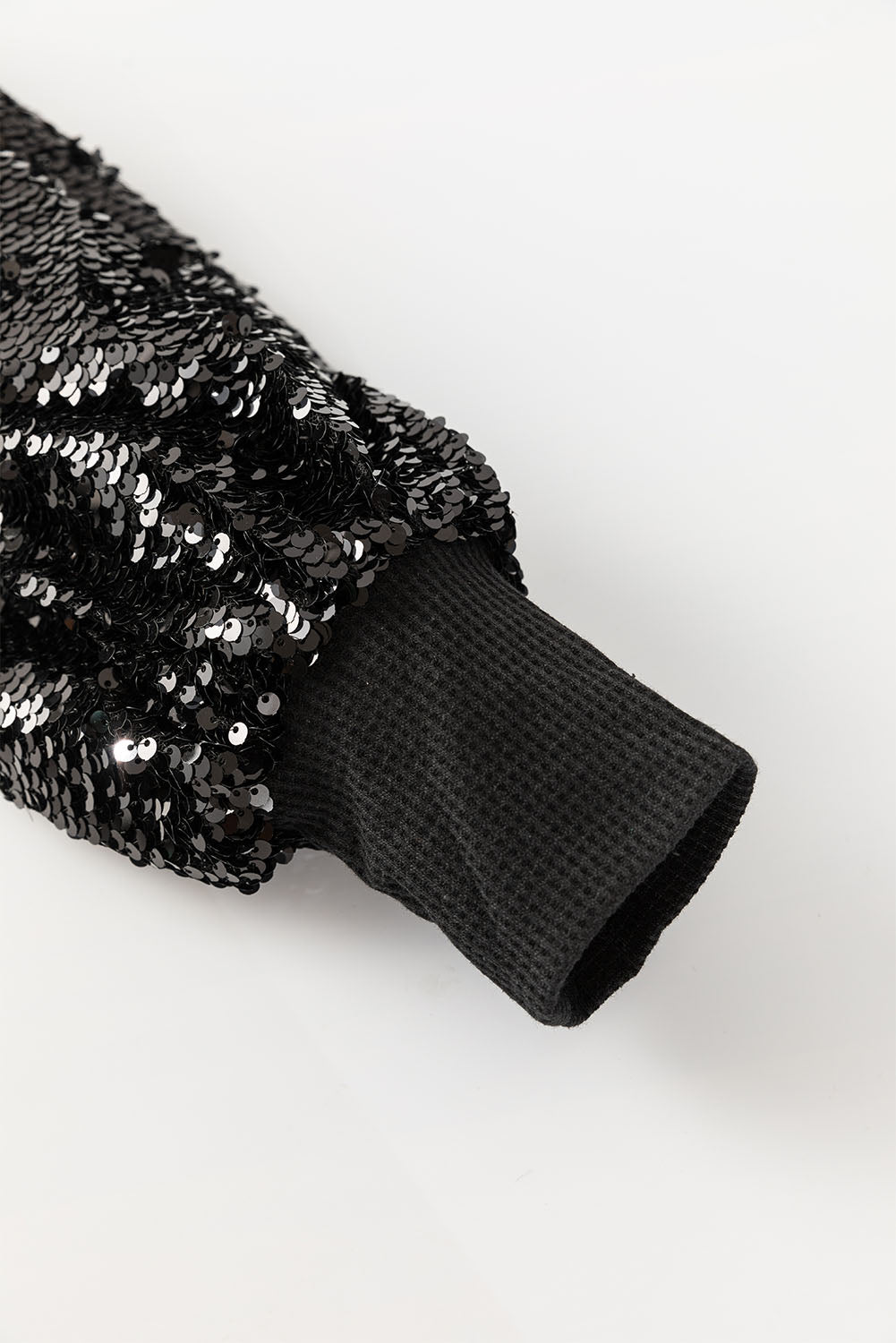 Schwarze Bluse mit Pailletten-Patchwork und Laternenärmeln