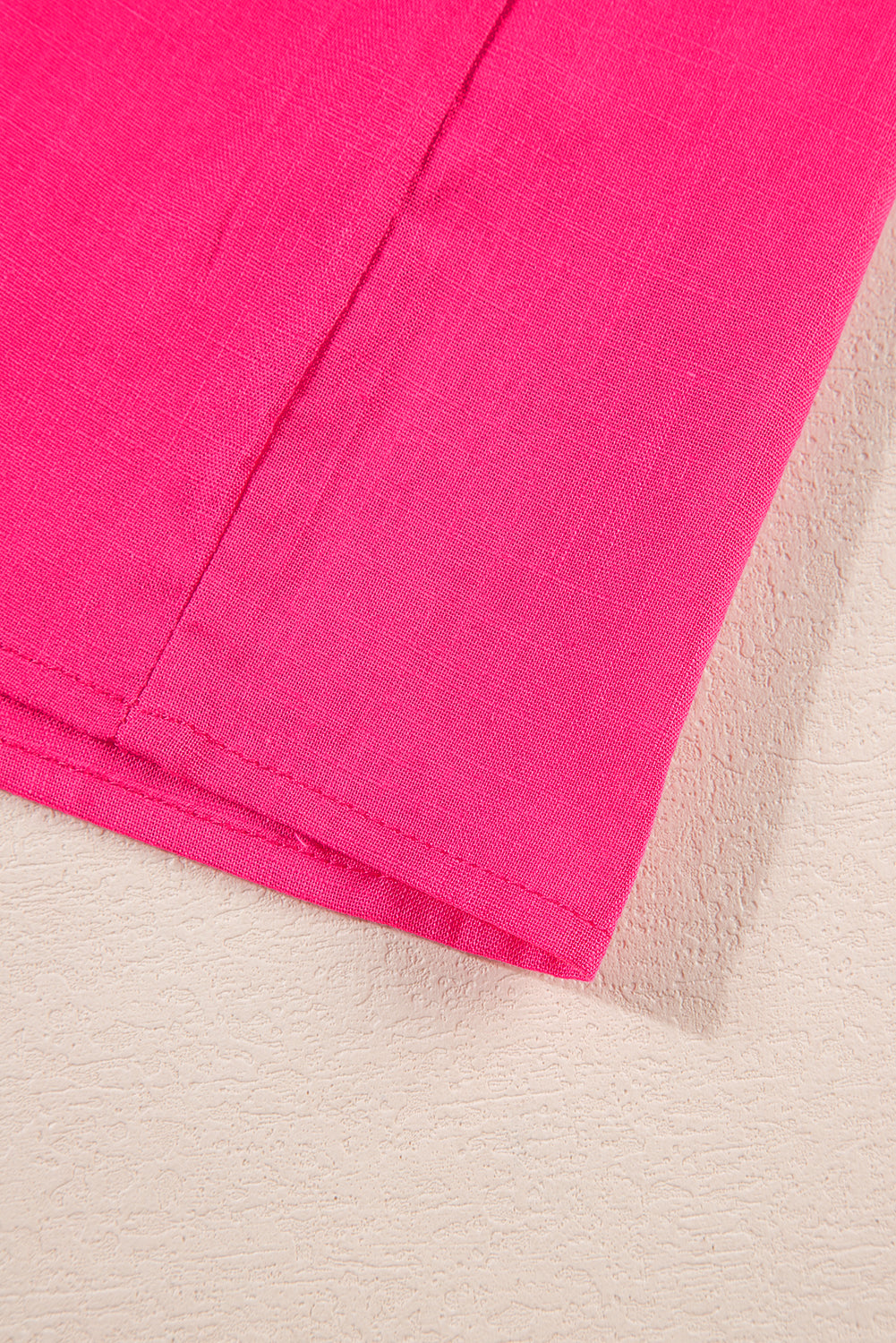 Erdbeerrosa Bluse mit V-Ausschnitt und geometrischer Stickerei, Quaste und Schleife