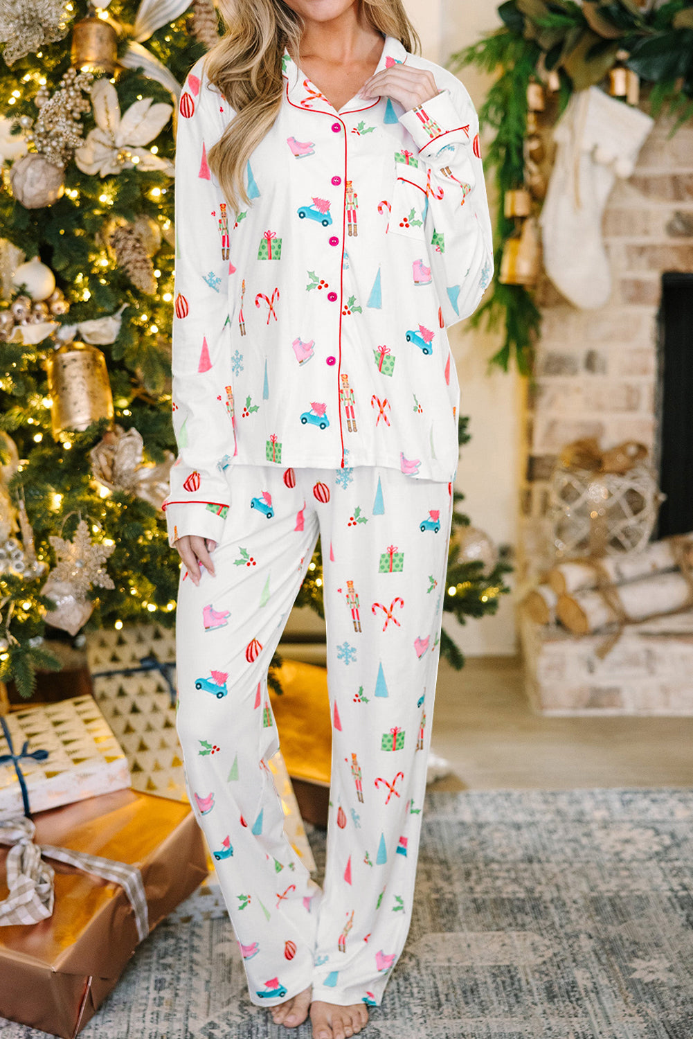 Weiße Nachtwäsche mit Revershemd und Hose mit Weihnachtsdruck