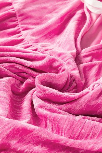 Erdbeerrosa Minikleid aus Samt mit Volantärmeln und Rüschen