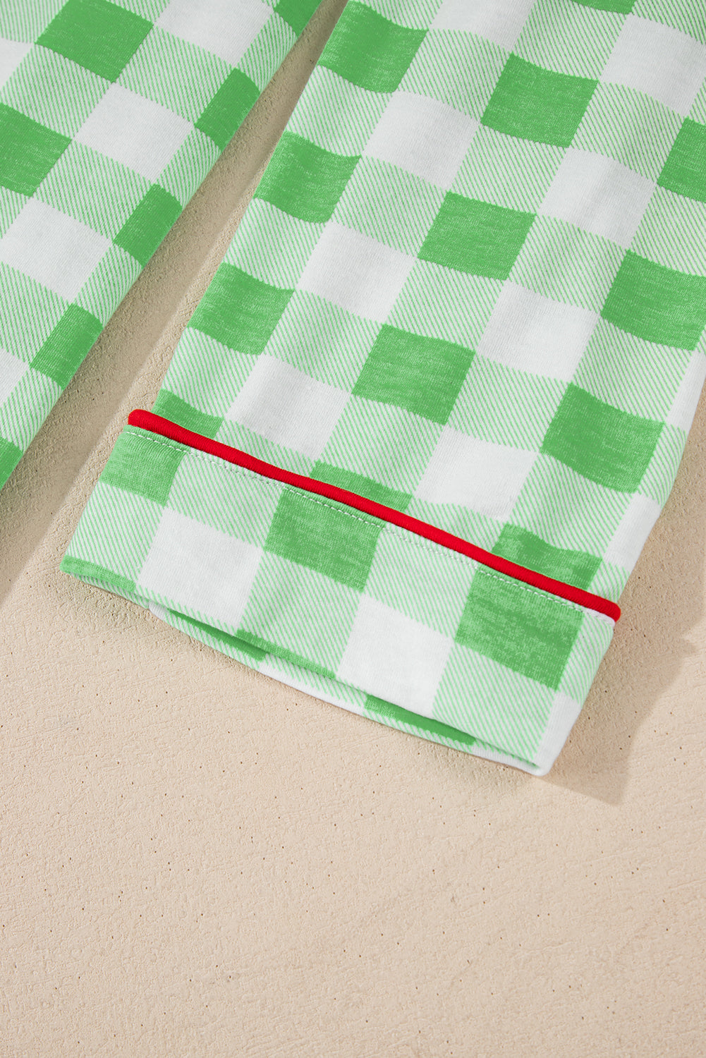 Grüner Pyjama mit Karomuster und Kontrastbesatz in Übergröße, langärmlig