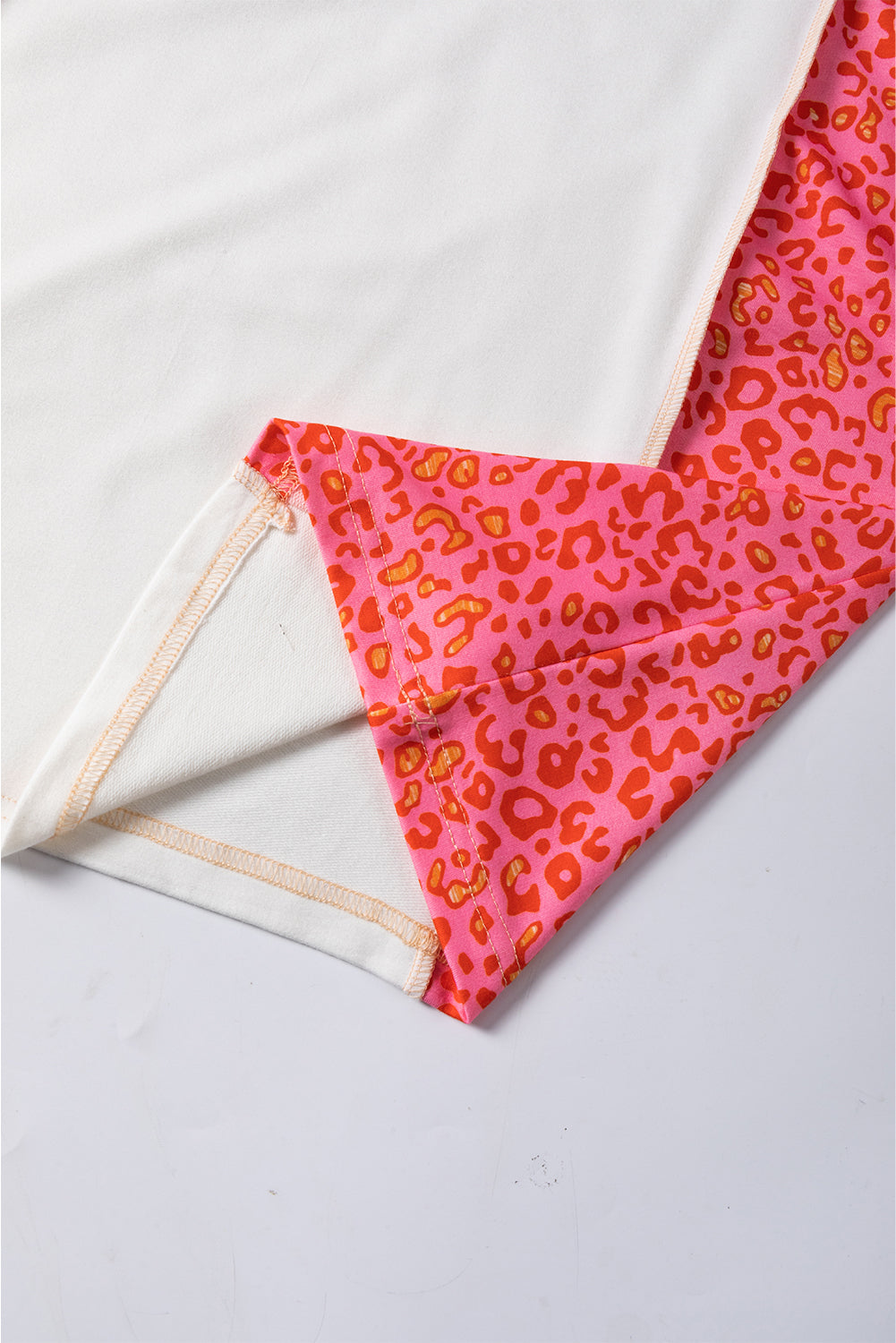 Peach Blossom Leopard Colorblock Patchwork Top mit sichtbaren Nähten