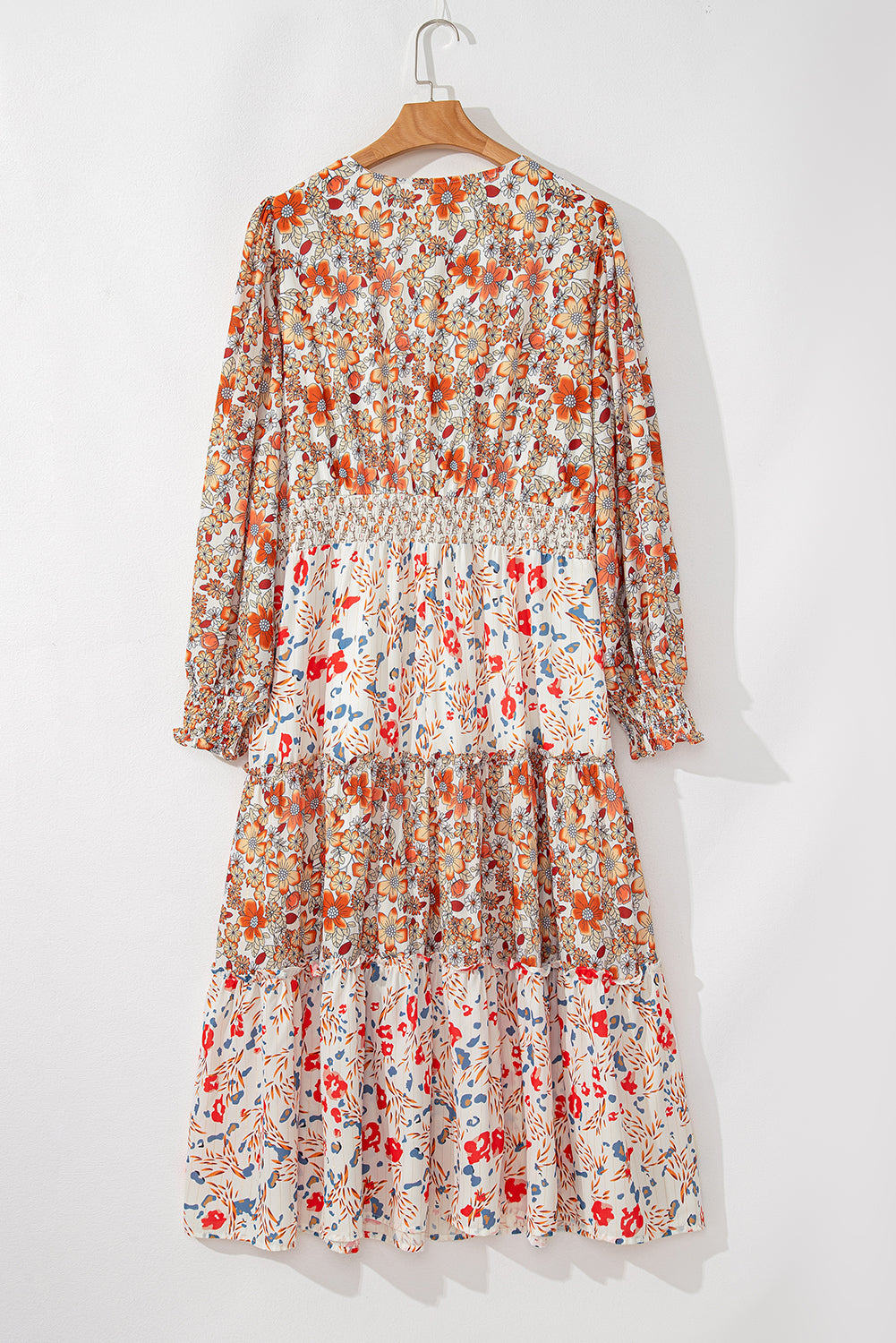 Khakifarbenes Maxikleid mit Blumenmuster und Rüschen in Übergröße
