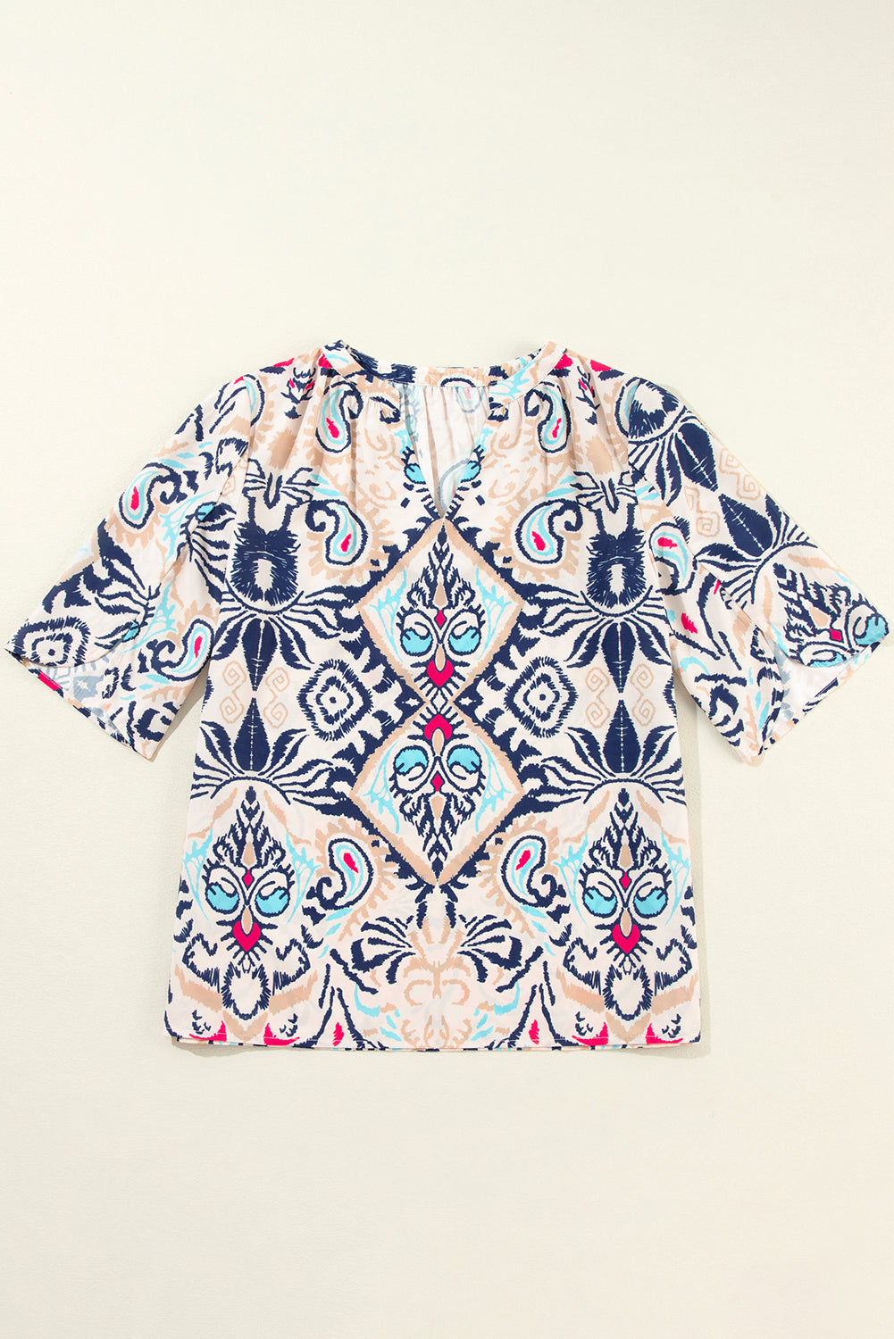 Weiße Bluse mit abstraktem Print und V-Ausschnitt, geschlitzten Halbarm