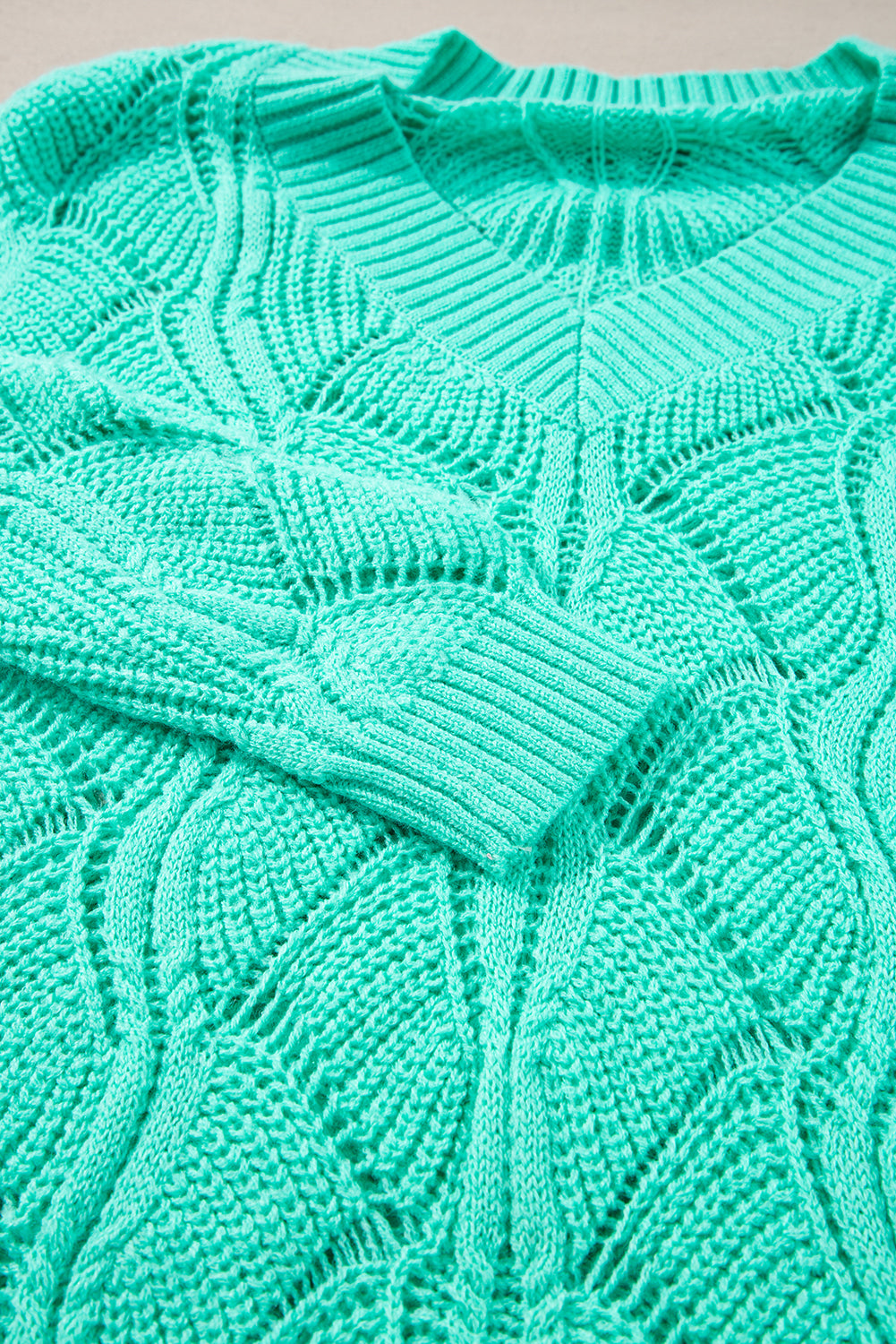 Mintgrüner Strickpullover mit V-Ausschnitt und überschnittenen Schultern