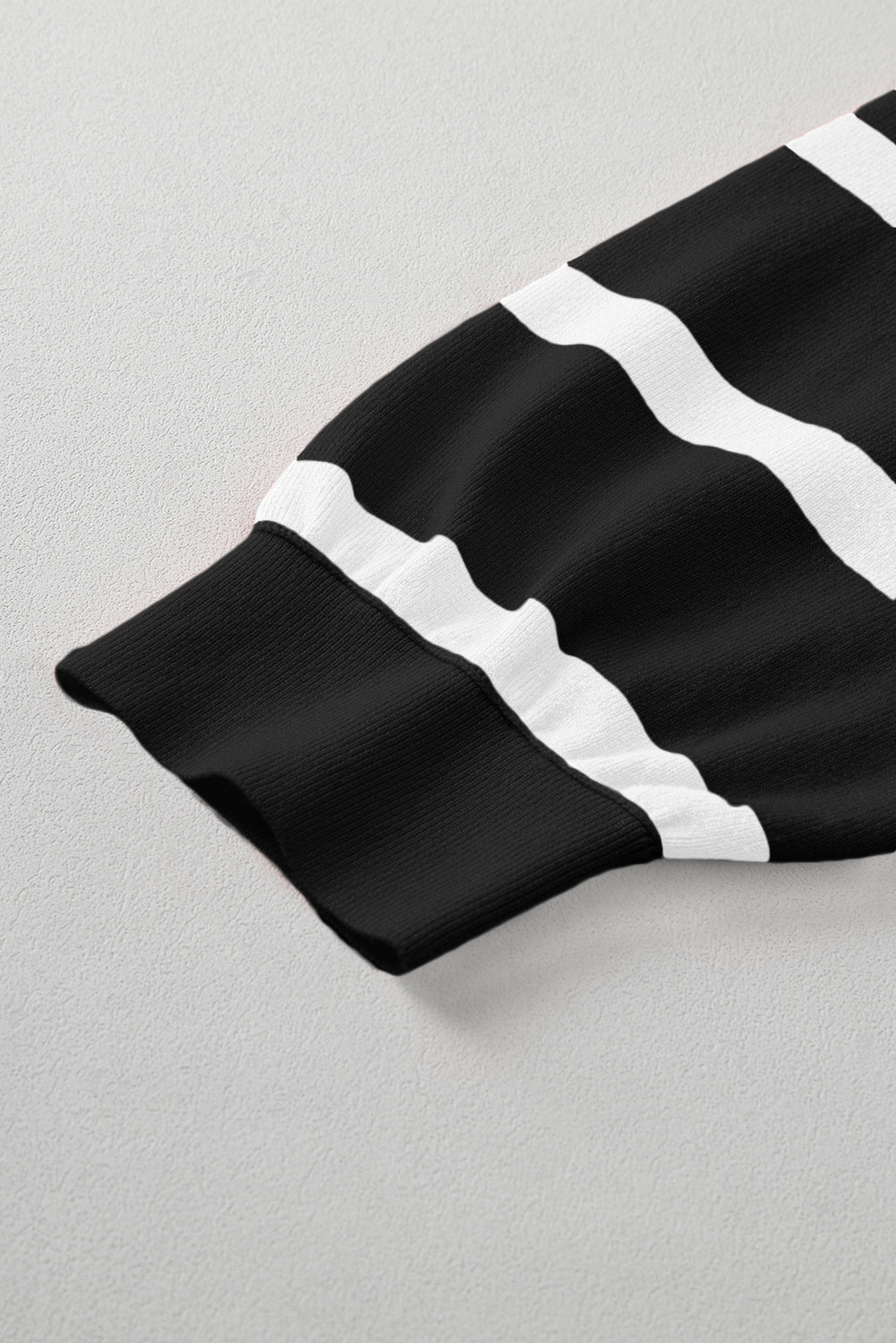 Hellbeiger Oversize-Pullover mit Farbblockdesign