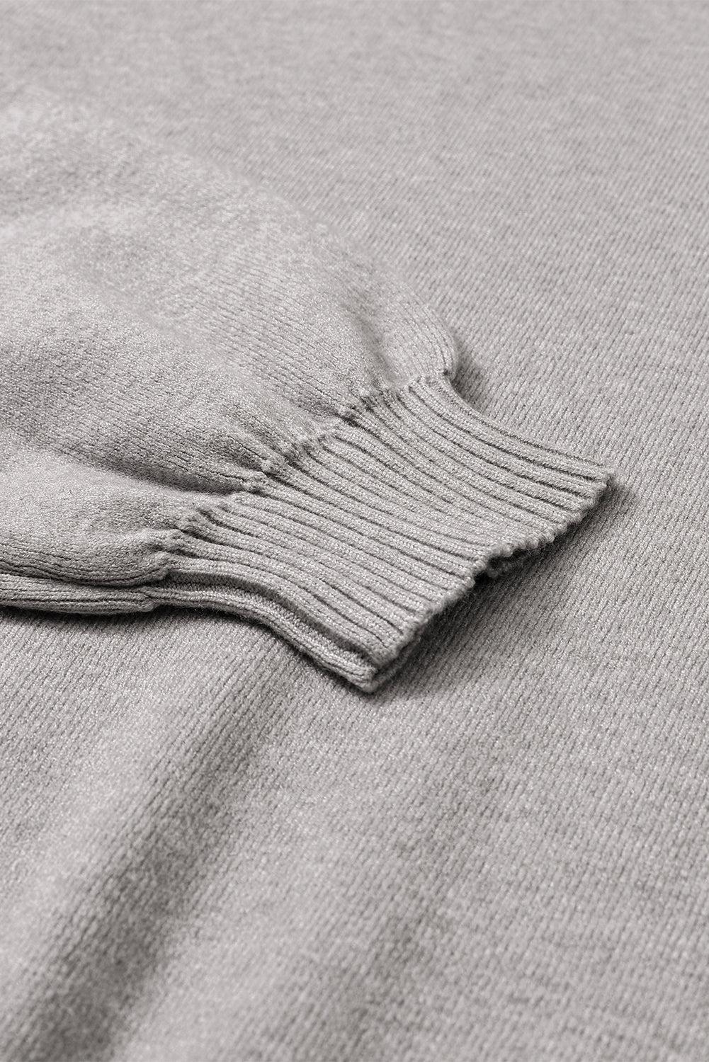 Grauer Rollkragenpullover mit tief angesetzten Schultern und Puffärmeln