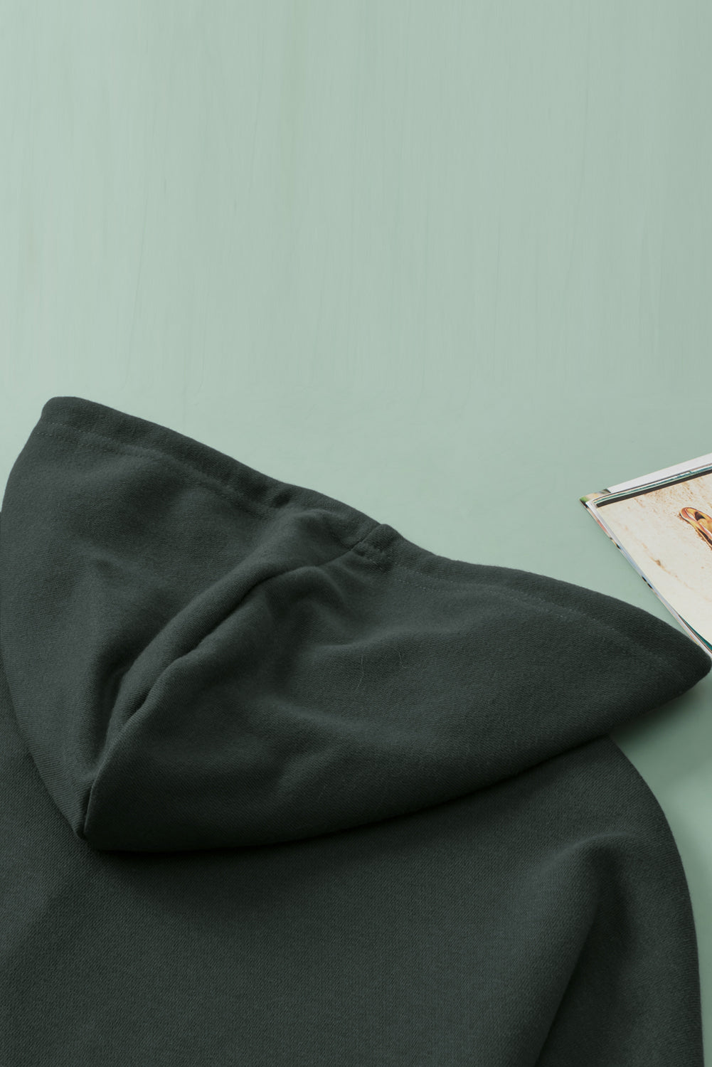 Grauer Hoodie mit sichtbaren Nähten und Taschen