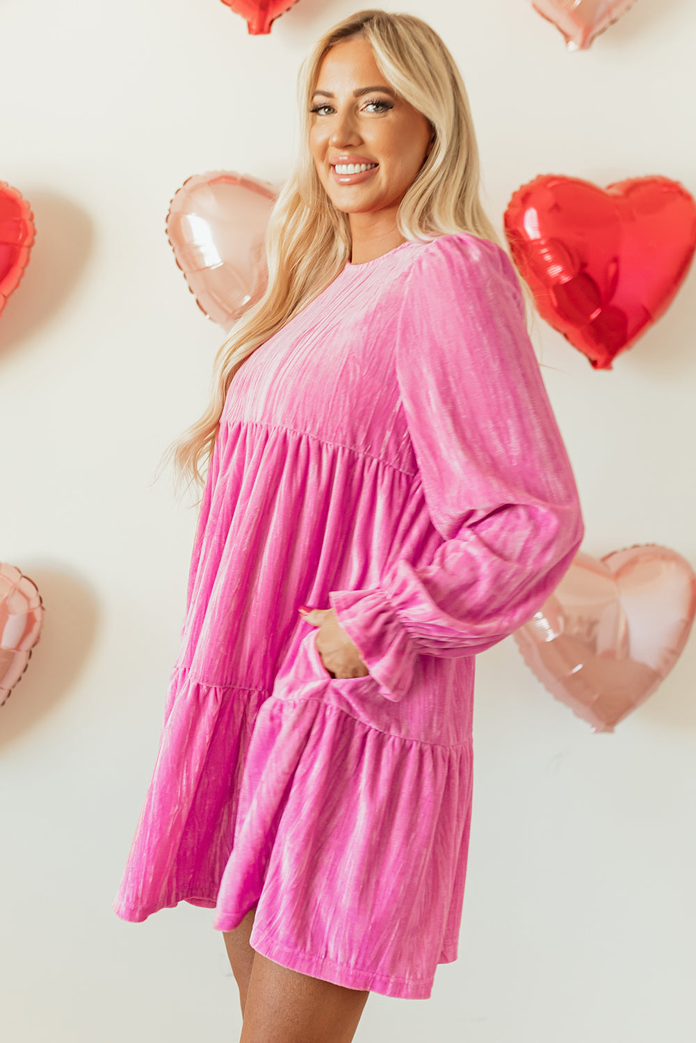 Erdbeerrosa Minikleid aus Samt mit Volantärmeln und Rüschen