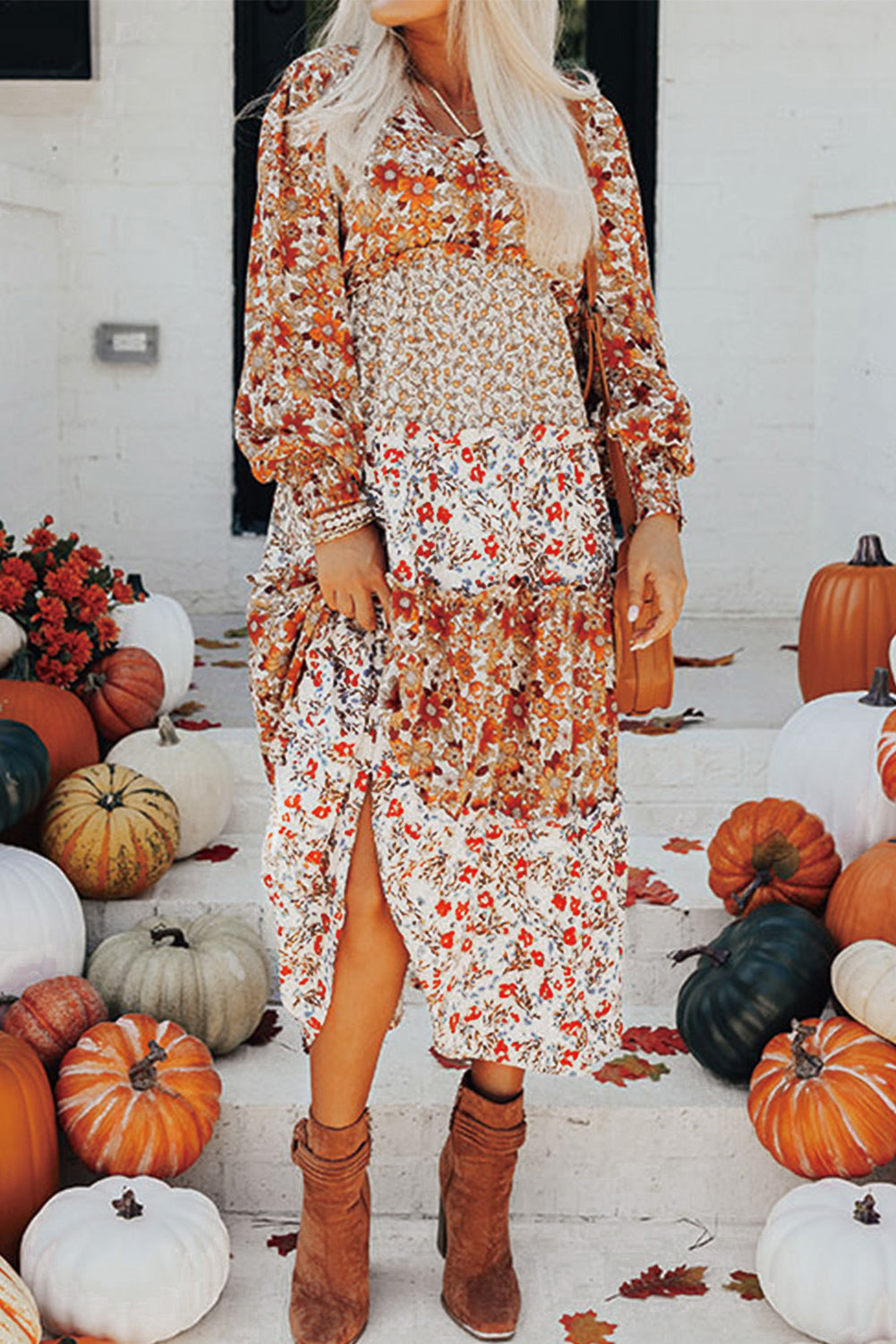 Khakifarbenes, gerüschtes, gestuftes, langärmliges Midikleid mit V-Ausschnitt und Blumenmuster