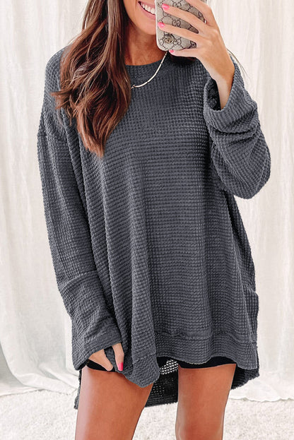 Graues Oversize-Oberteil mit hohen Schlitzen und Waffelstrick