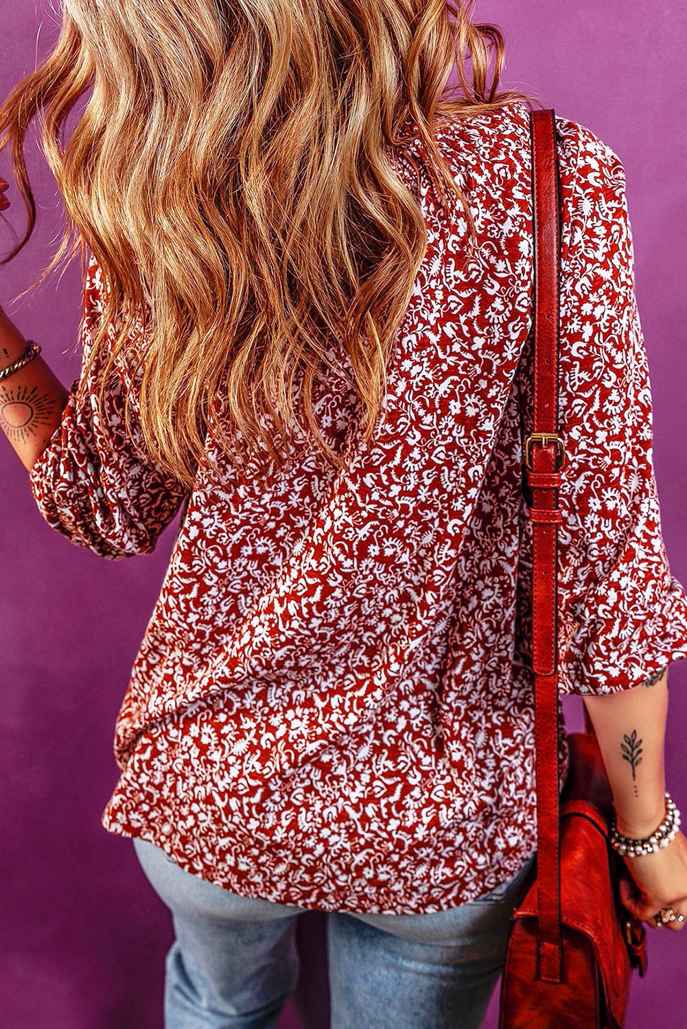 Burgunderrote Bluse mit Blumenmuster und gesmoktem Kragen und Schleife
