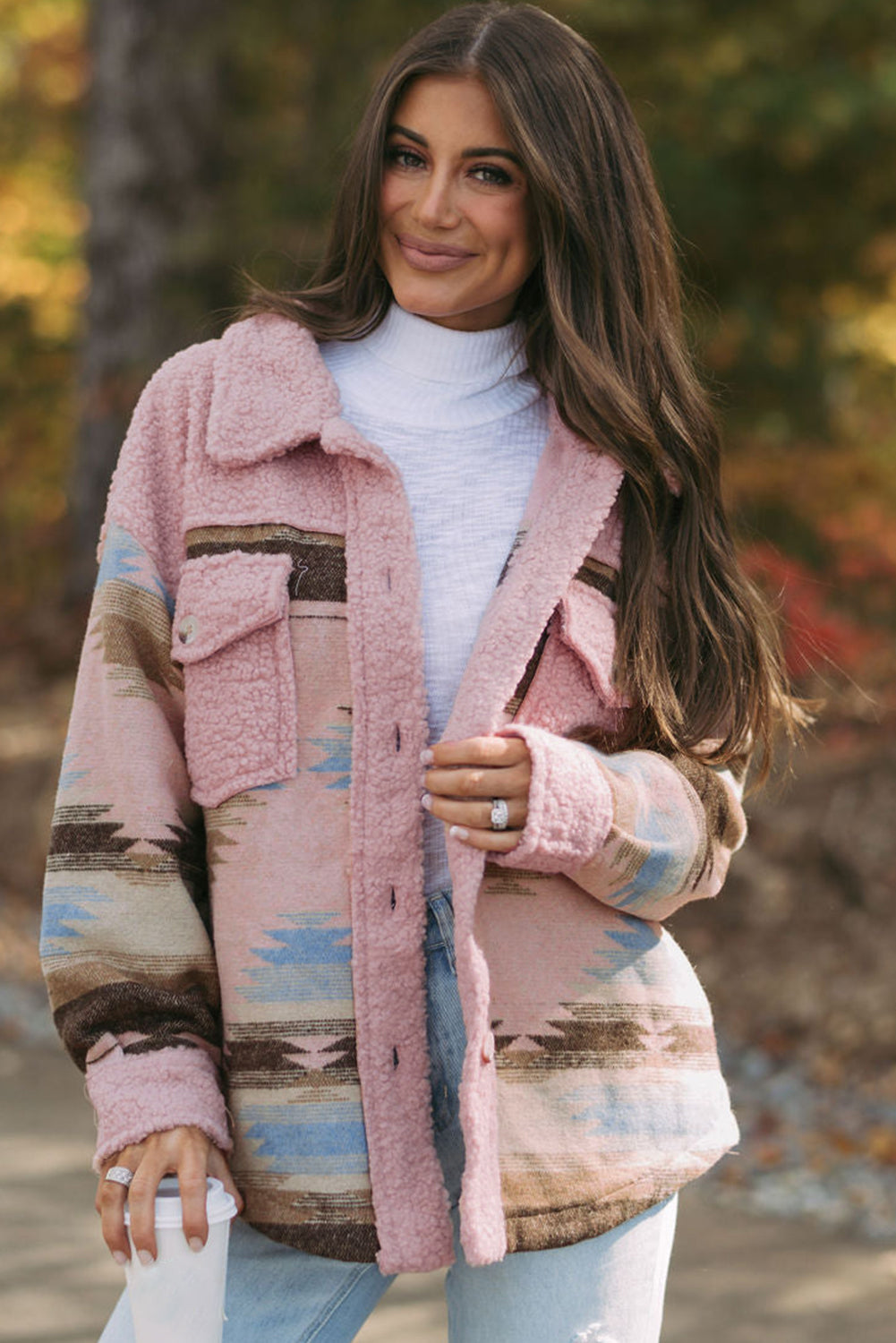 Rosa Sherpa-Mantel mit geknöpfter Pattentasche und Western-Aztekenmuster