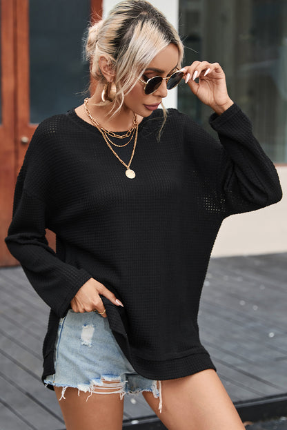 Schwarzes Oversize-Oberteil mit hohen Schlitzen und Waffelstrick