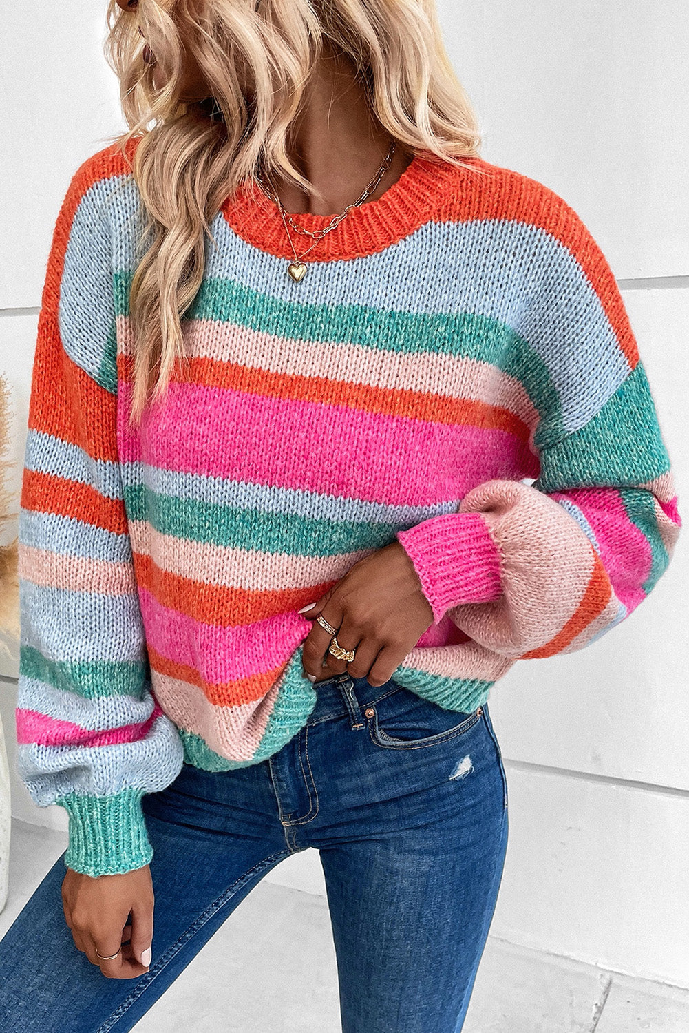 Mehrfarbig gestreifter Strickpullover mit tief angesetzten Schultern und Puffärmeln