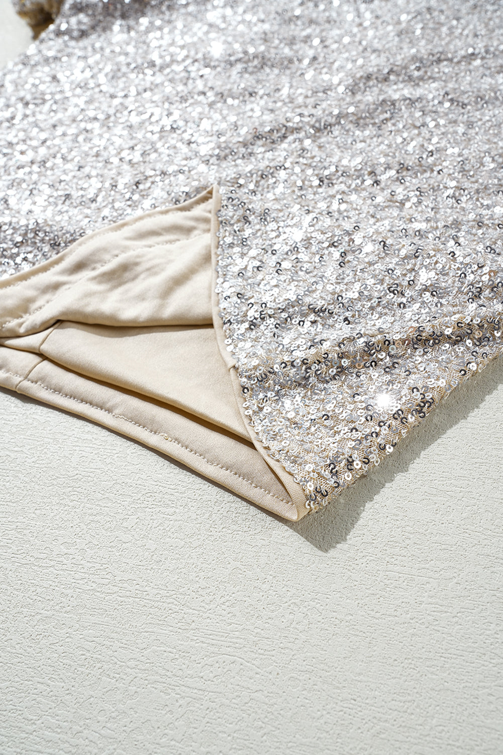 Silberne Bluse mit Pailletten, Puffärmeln und Cut-Out am Rücken