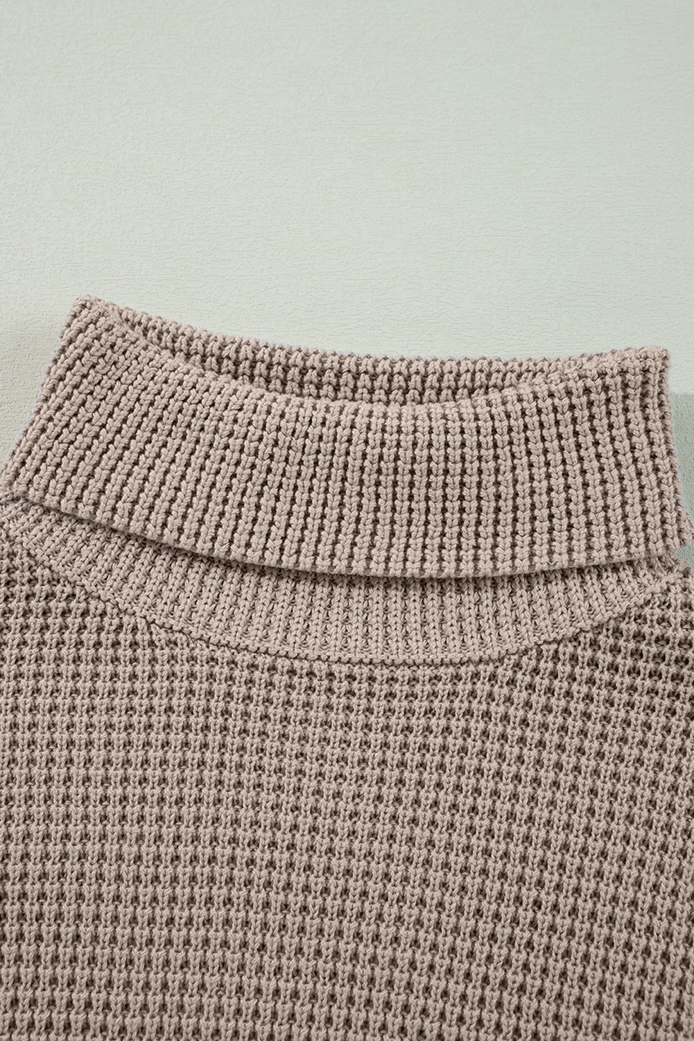 Rauchgrau gestreifter karierter Patchwork-Rollkragenpullover mit Waffelstrick