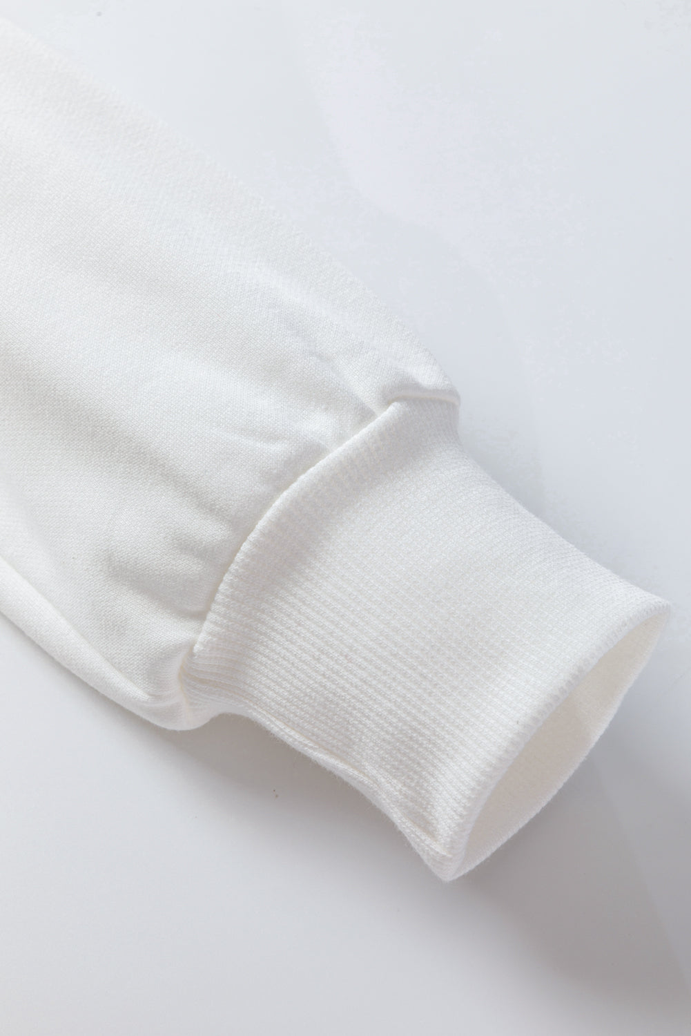 Weißes Lametta-Sweatshirt mit Game Day-Grafik und überschnittener Schulter
