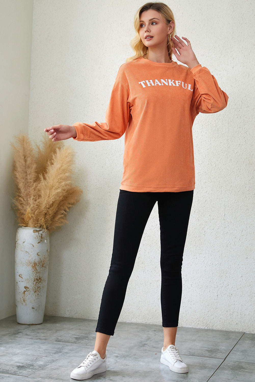Oranges Sweatshirt mit THANKFUL-Buchstabengrafik