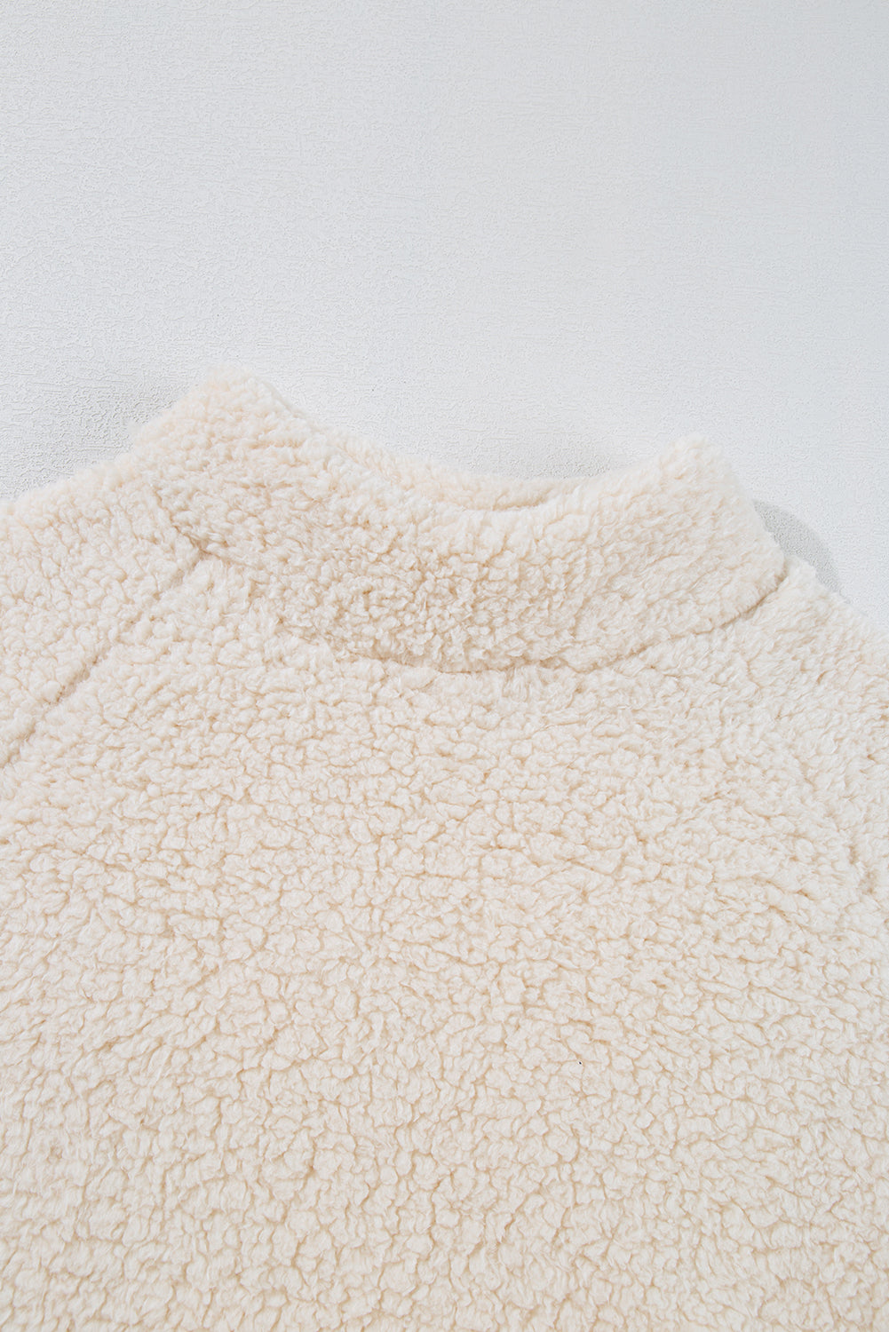 Weißes, einfarbiges Fleece-Sweatshirt mit hohem Kragen und überschnittenen Schultern