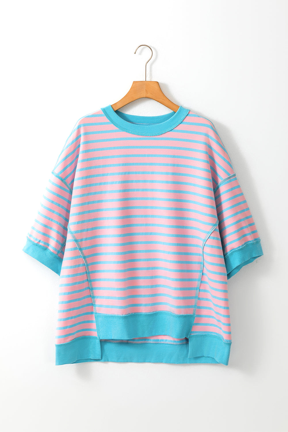 Rosa gestreiftes Oversize-T-Shirt mit Kontrastbesatz und sichtbaren Nähten, High Low