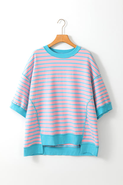 Rosa gestreiftes Oversize-T-Shirt mit Kontrastbesatz und sichtbaren Nähten, High Low