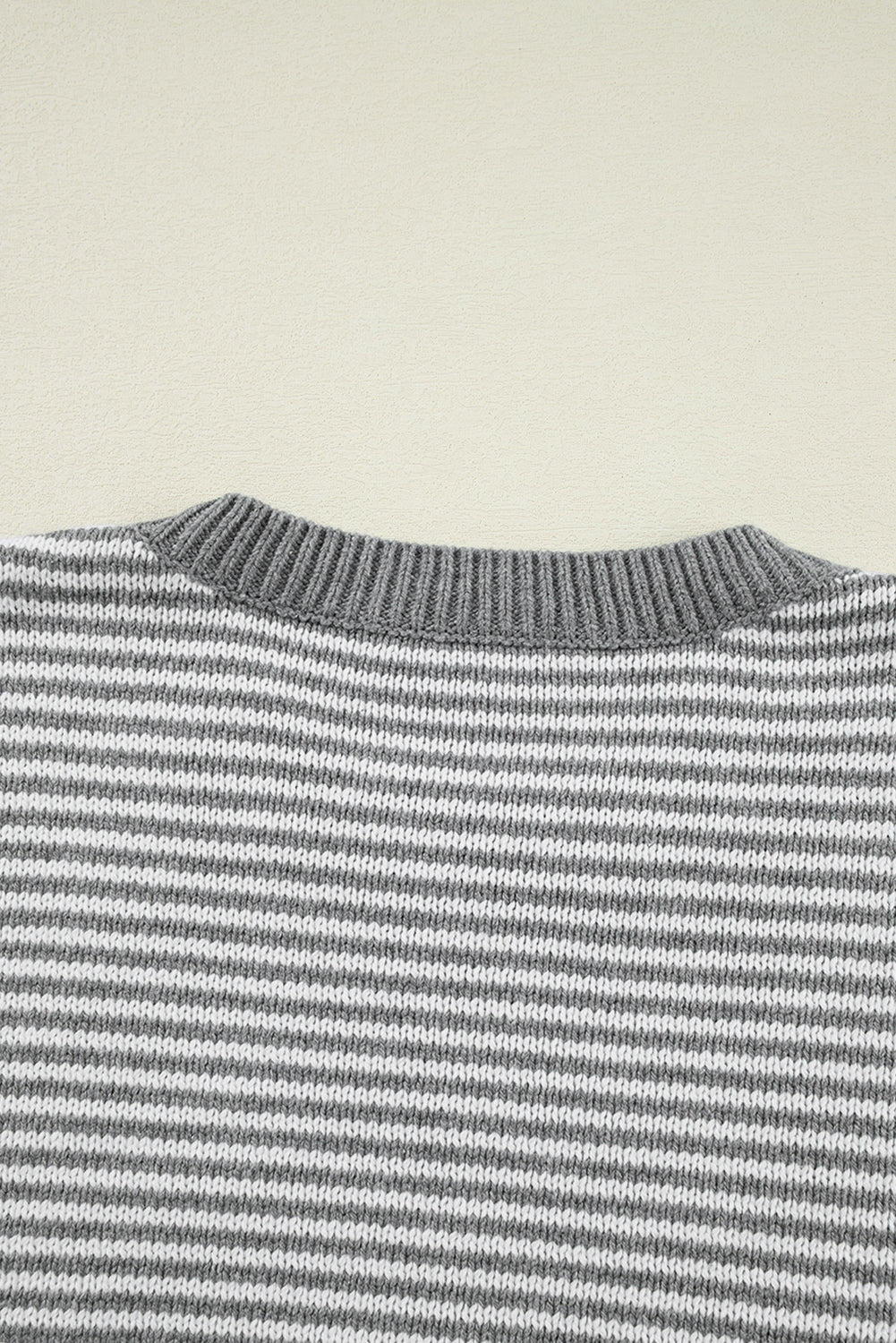 Grau gestreifter Pullover mit geometrisch strukturierter, überschnittener Schulter