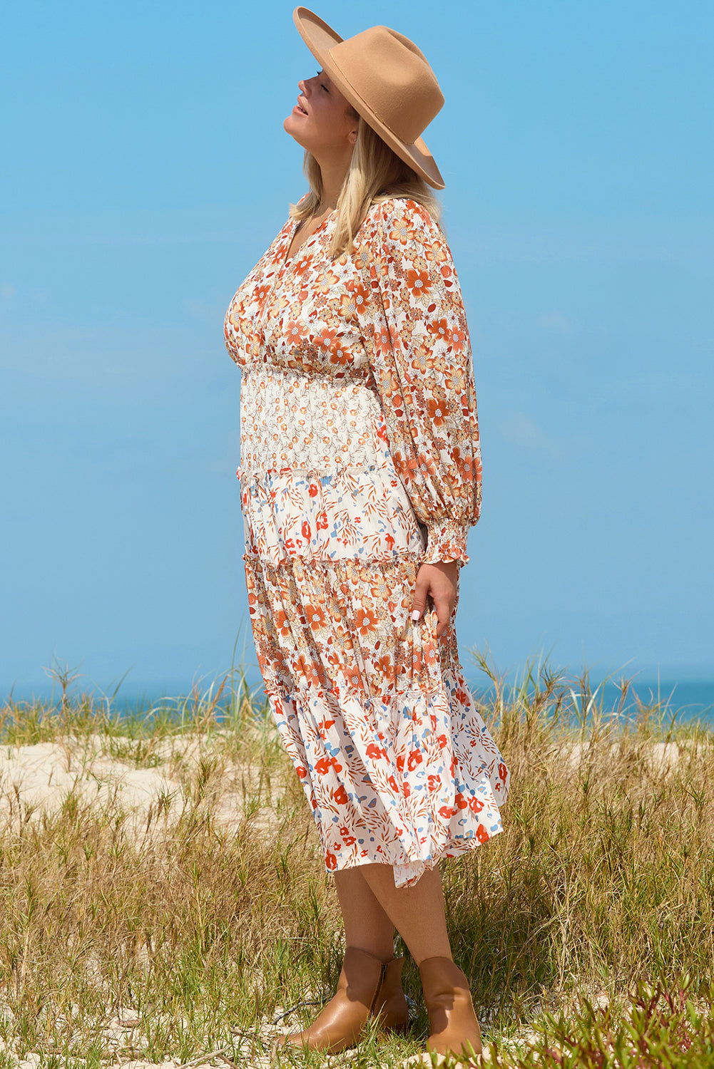 Khakifarbenes Maxikleid mit Blumenmuster und Rüschen in Übergröße