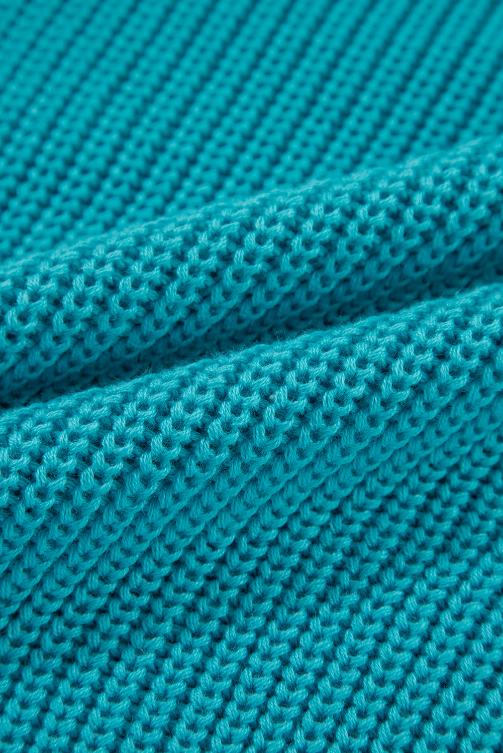 Türkisfarbener Pullover mit gerüschten Ösenärmeln