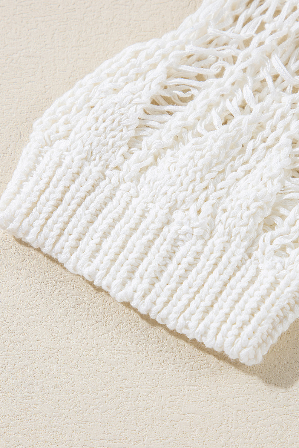 Weißer, locker sitzender Pullover mit Rundhalsausschnitt und Häkelmuster