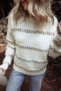 Weißer Pullover mit bunten Kreuzstichen und überschnittenen Schultern