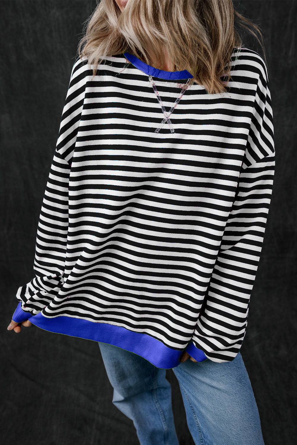 Oversize-Pullover mit Kontrastbesatz und schwarzen Streifen