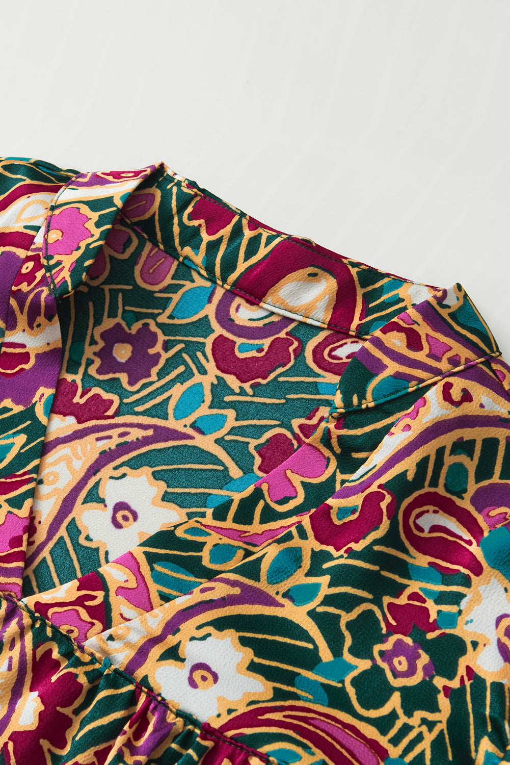 Grüne Paisley-Bluse mit V-Ausschnitt und kurzen Puffärmeln