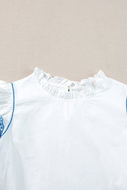 Weiße Bluse mit bestickten Rüschenärmeln und Rüschenkragen