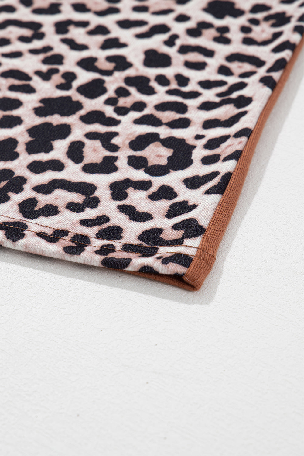 Langärmliges Oberteil mit Pailletten und Farbblockdesign im Leopardenmuster in Gold