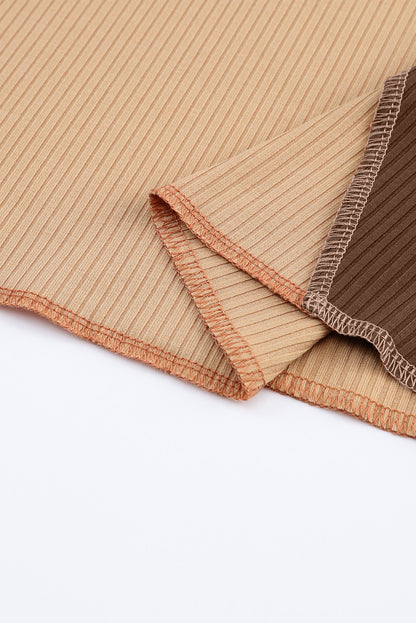 Braunes, geripptes Strickoberteil mit sichtbaren Nähten und Farbblockdesign