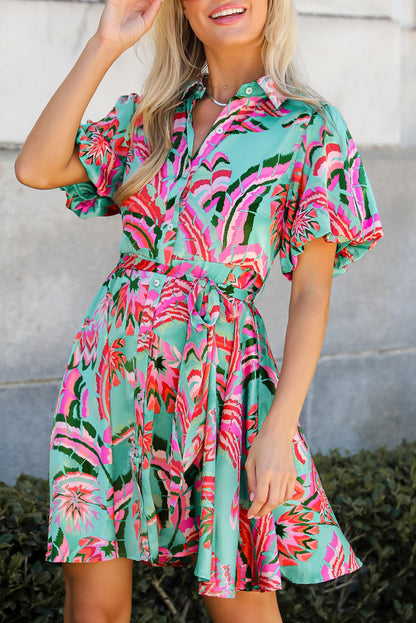 Grünes Minikleid mit abstraktem Print und hoher Taille und Knöpfen