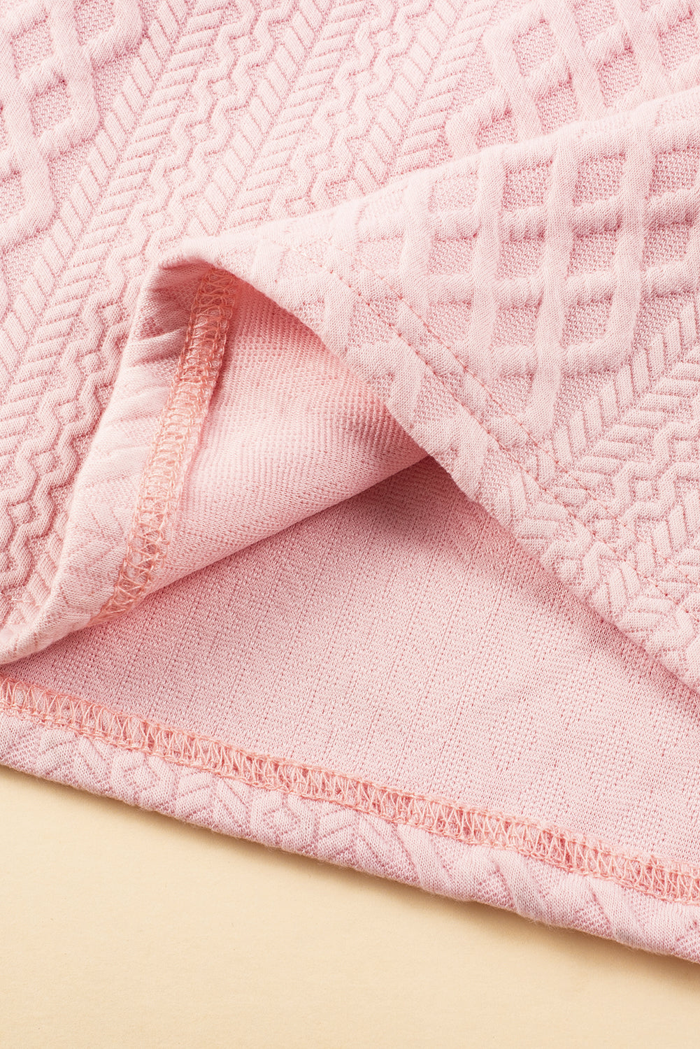 Hellrosa strukturiertes Mini-Etuikleid mit Puffärmeln, Rüschen und V-Ausschnitt