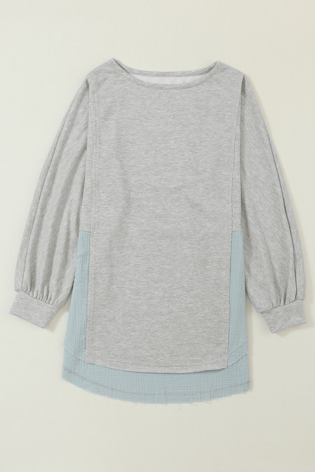 Graue Oversize-Bluse mit Crinkle-Spleißen und offenem Saum, High Low