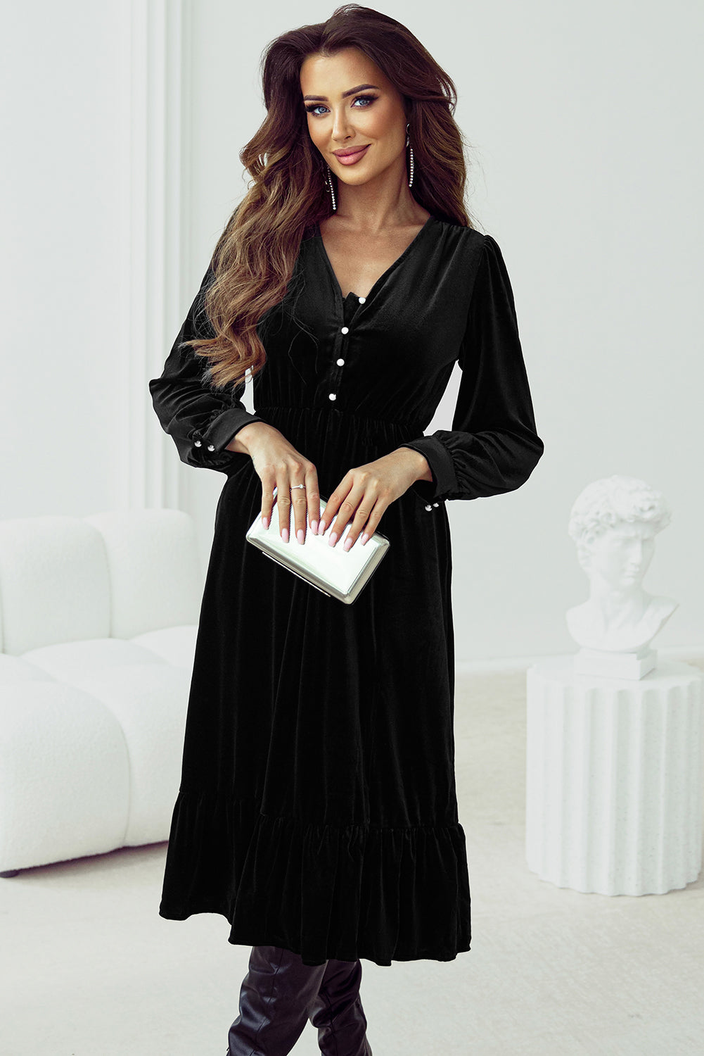 Schwarzes Midikleid aus Samt mit Knöpfen, Puffärmeln, V-Ausschnitt und Schlitz