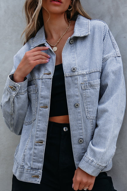 Himmelblaue, gestreifte, verwaschene Oversize-Jeansjacke mit Taschen