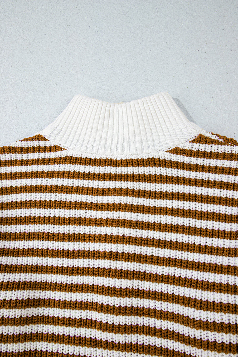 Khakifarbener Pullover mit Streifen und Reißverschlusskragen mit überschnittenen Schultern