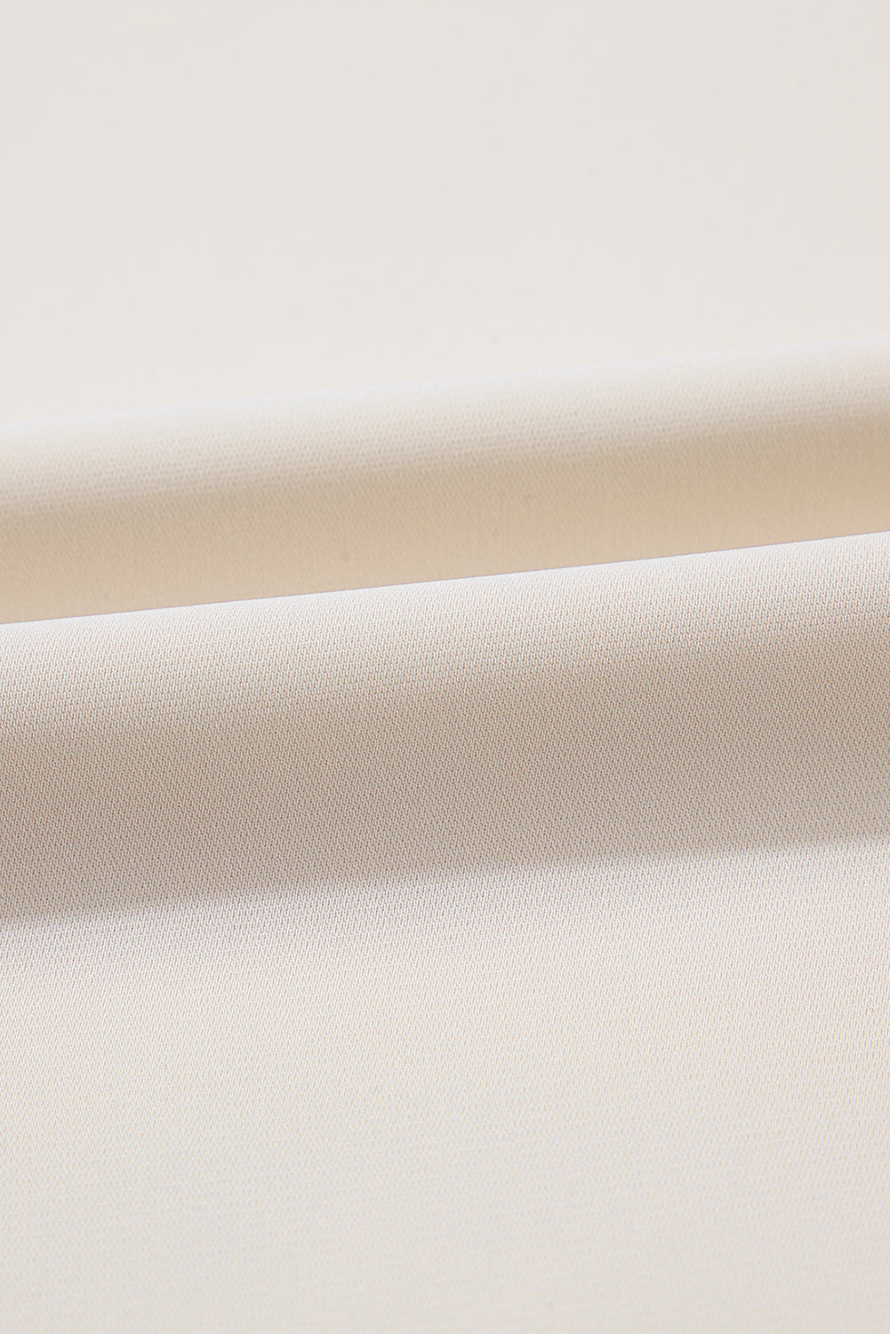 Haferflockenfarbenes Patchwork-Oberteil mit V-Ausschnitt und geometrischem Kontrastdruck in Übergröße