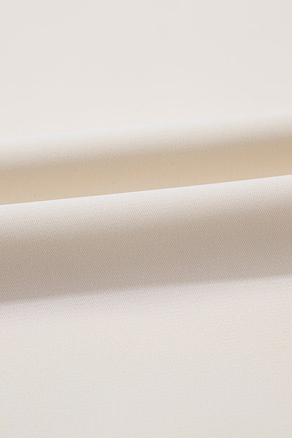 Haferflockenfarbenes Patchwork-Oberteil mit V-Ausschnitt und geometrischem Kontrastdruck in Übergröße