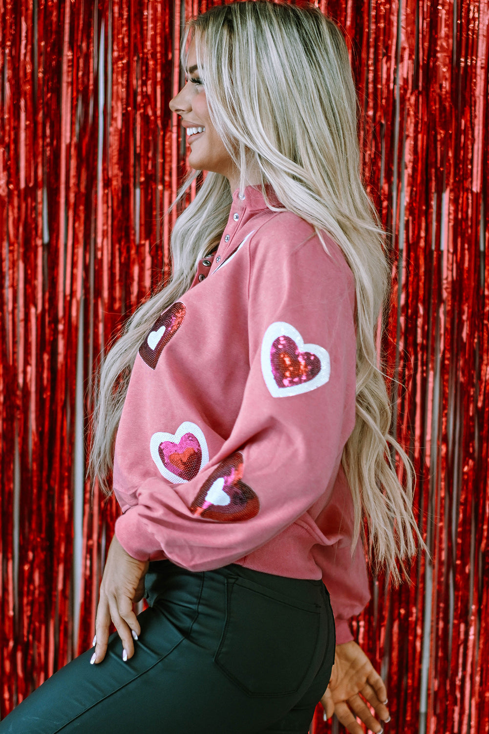 Rosa Sweatshirt mit Pailletten und Herz-Druckknöpfen in Mineralwaschung und Kragen