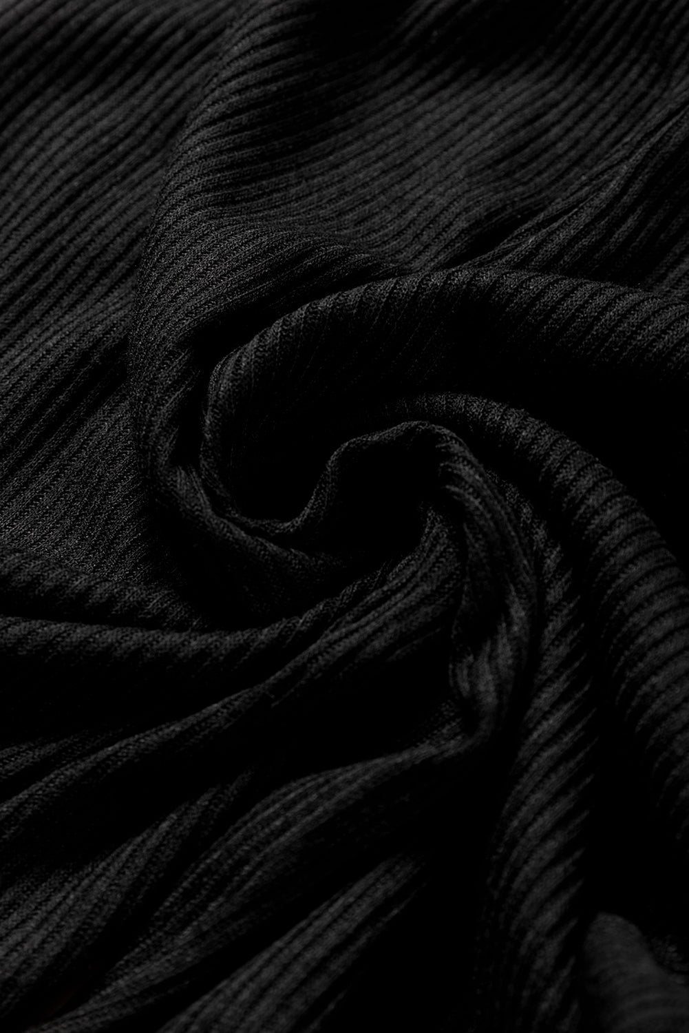 Schwarzes Henley-Oberteil mit Rippenmuster und Kragen sowie Hose als Lounge-Outfit