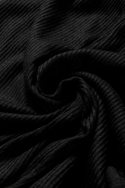 Schwarzes Henley-Oberteil mit Rippenmuster und Kragen sowie Hose als Lounge-Outfit