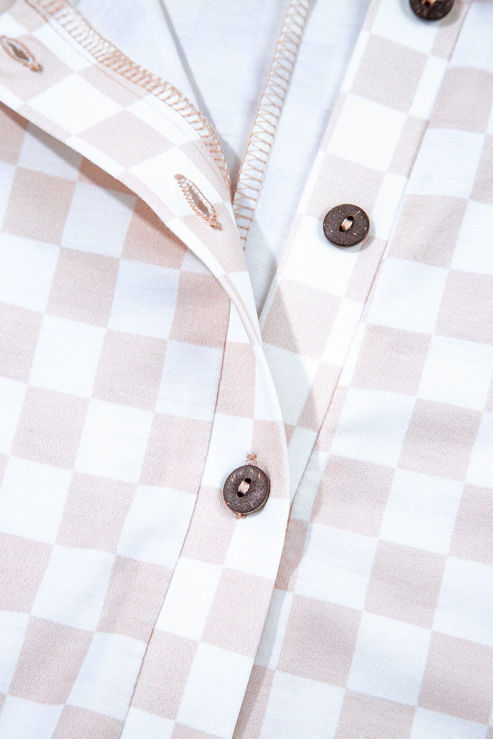 Aprikosenfarbener Jumpsuit mit weitem Bein und Karomuster, Rundhalsausschnitt und Knöpfen